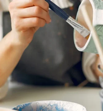 emprendedora haciendo artesanía