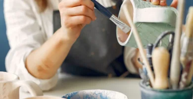emprendedora haciendo artesanía
