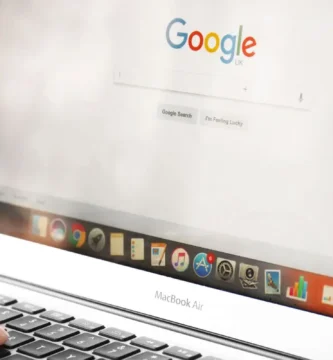persona buscando algo en google
