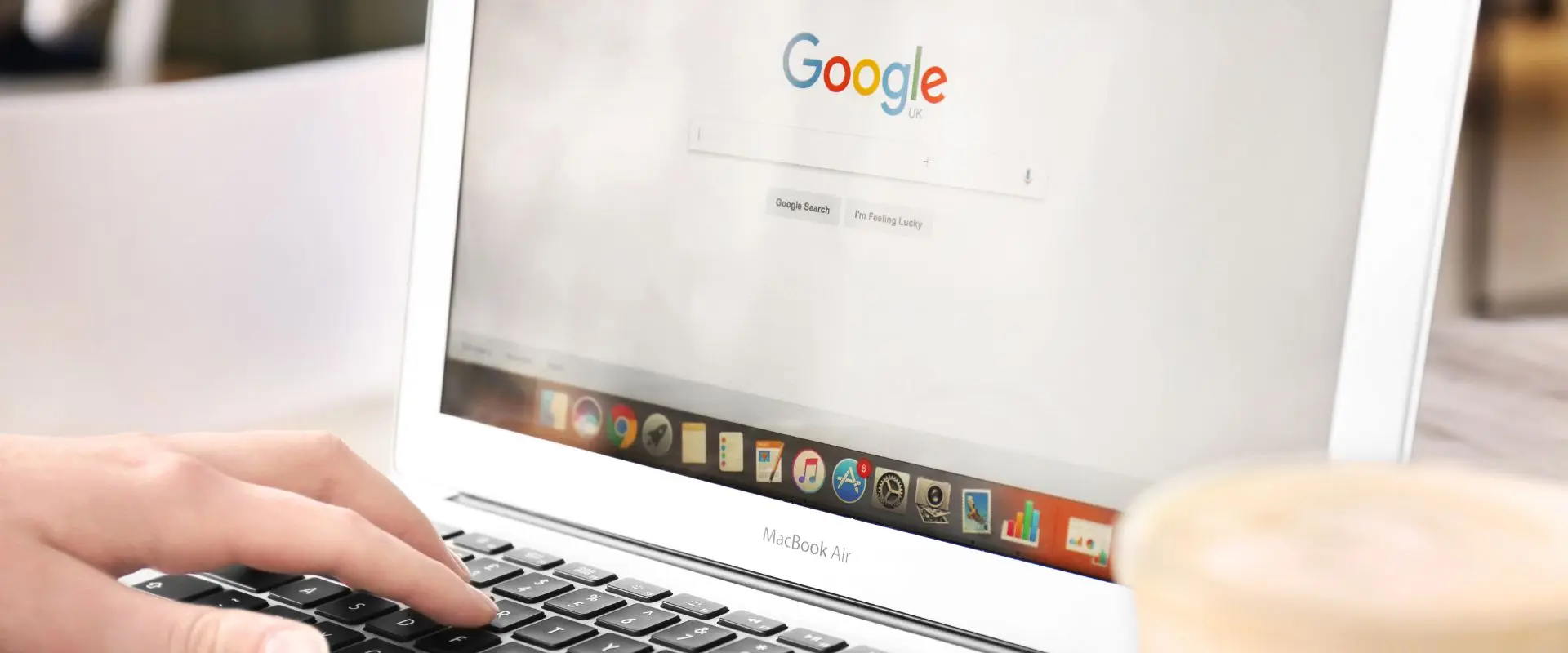 persona buscando algo en google