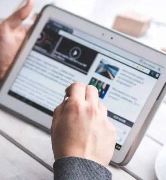persona trabajando con una tablets