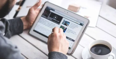 persona trabajando con una tablets