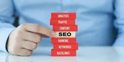 una mano señalando la palabra SEO