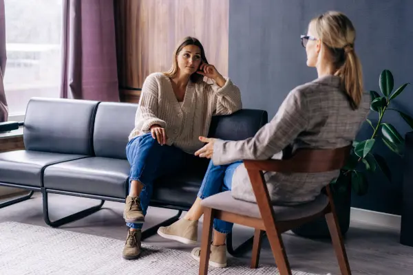 ¿Cómo explicar lo que vendo a mi cliente ideal? Una mujer explicando su propuesta a un cliente
